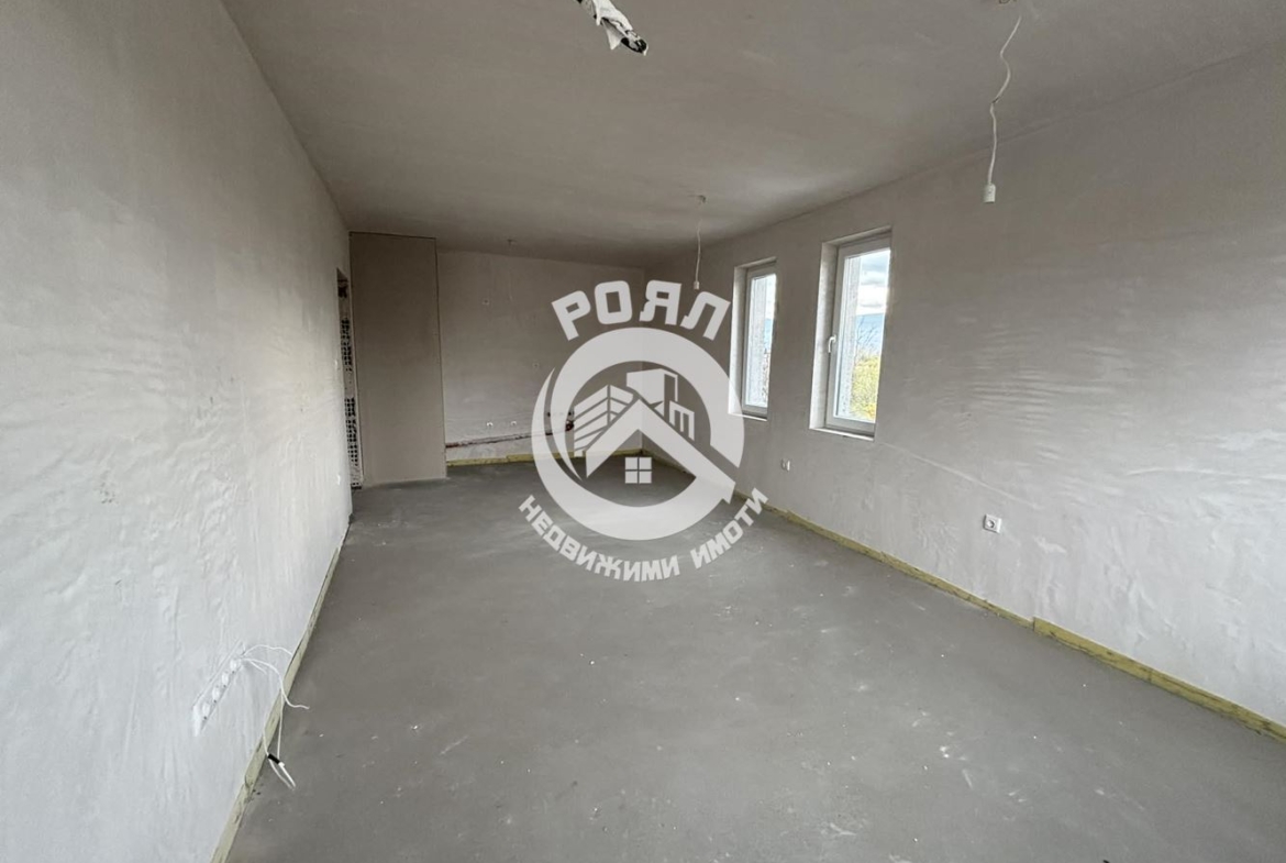 Роял Имоти продава ЕКСКЛУЗИВНО тристаен апартамент пред акт 16 в кв.Христо Смирненски - 0