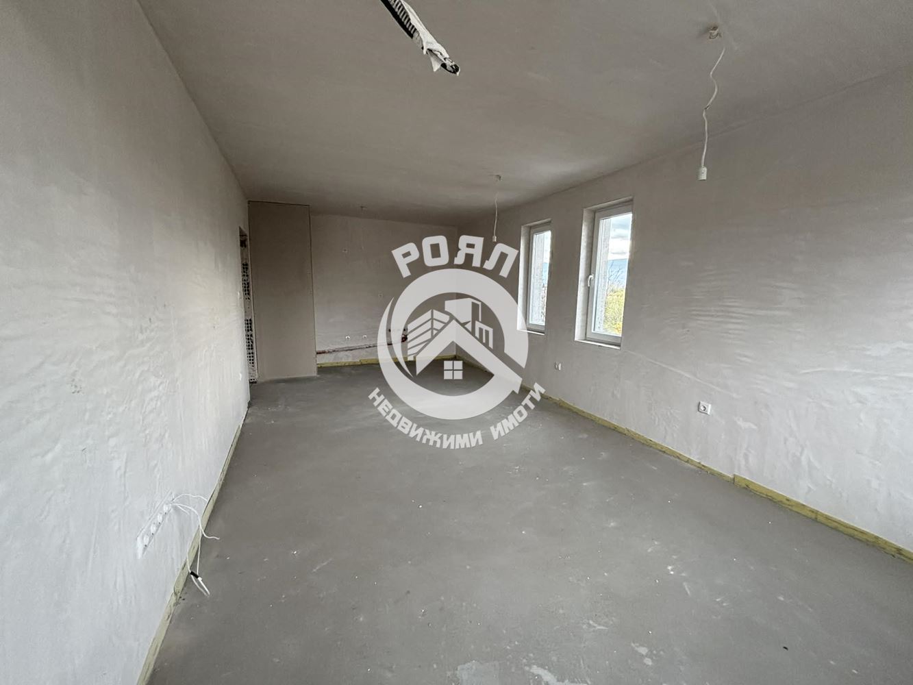 Роял Имоти продава ЕКСКЛУЗИВНО тристаен апартамент пред акт 16 в кв.Христо Смирненски - 0