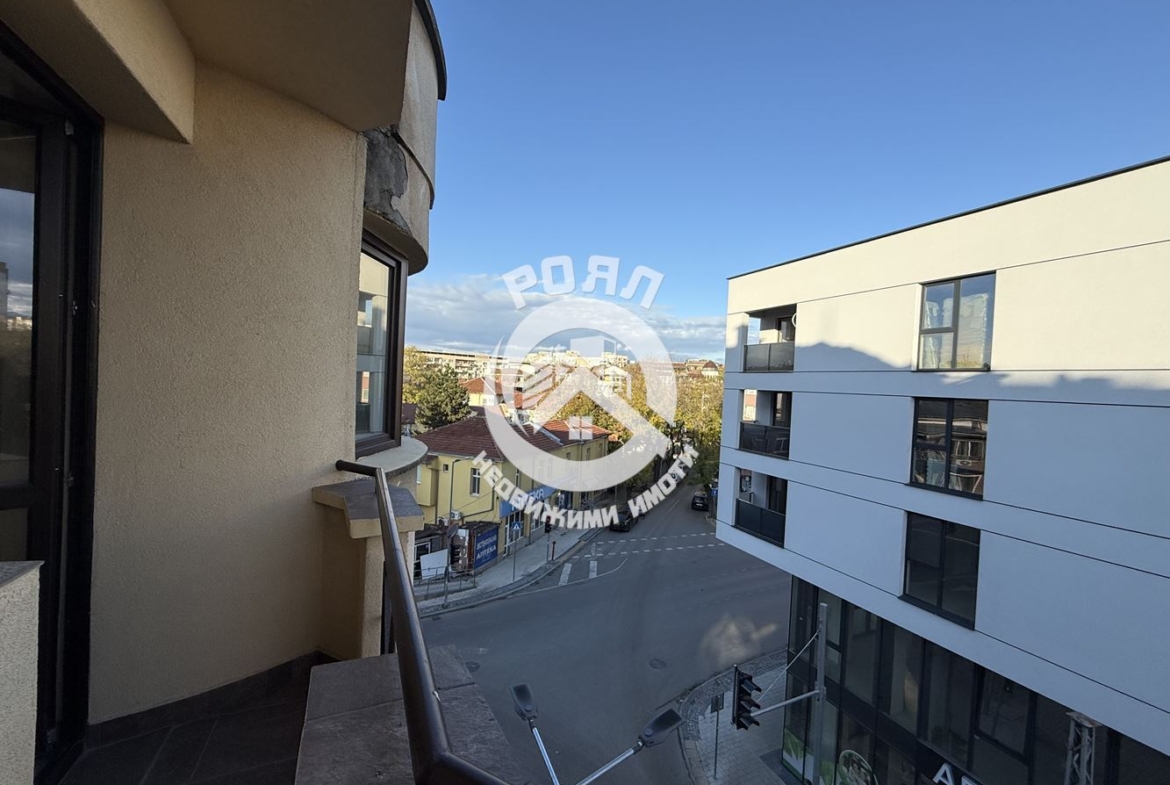 Роял имоти продава Ексклузивно тристаен апартамент, до ключ, Кючук Париж, Пловдив - 0