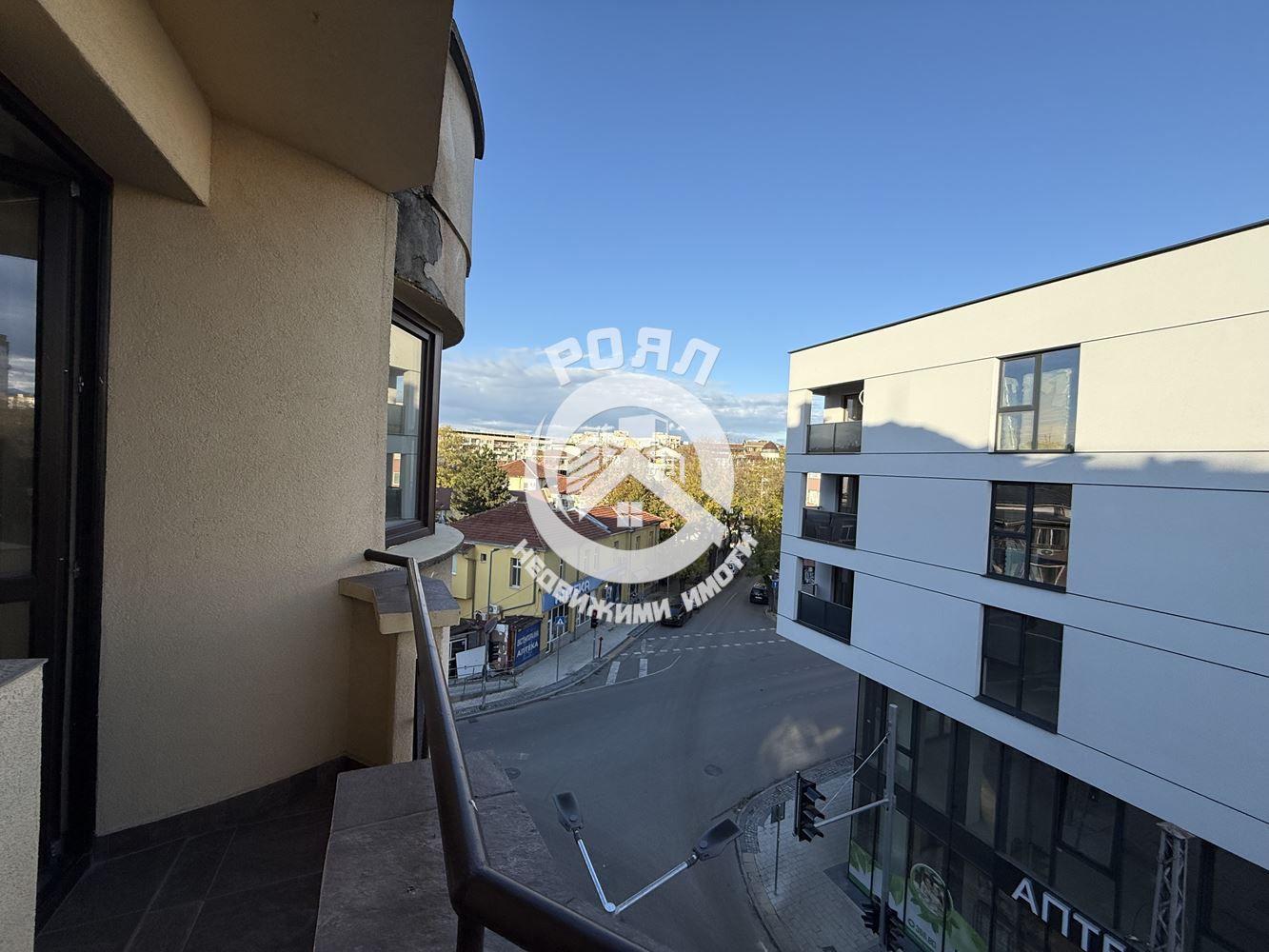 Роял имоти продава Ексклузивно тристаен апартамент, до ключ, Кючук Париж, Пловдив - 0