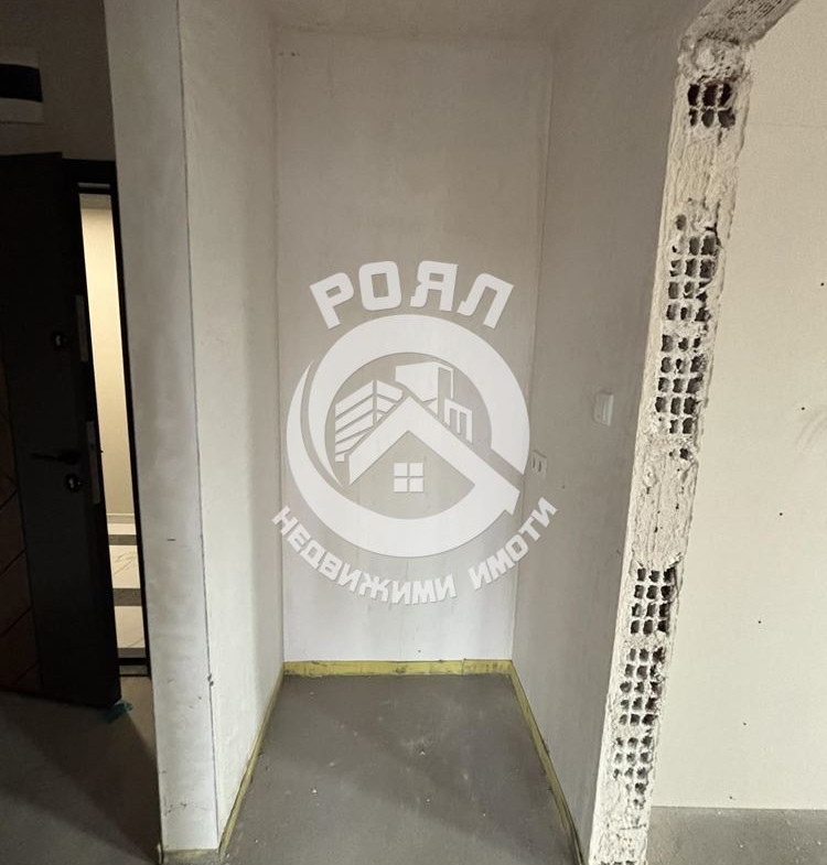 Роял Имоти продава ЕКСКЛУЗИВНО тристаен апартамент пред акт 16 в кв.Христо Смирненски - 0