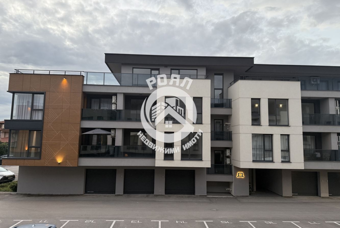 Роял имоти продава Ексклузивно тристаен, обзаведен апартамент, Остромила, Пловдив - 0