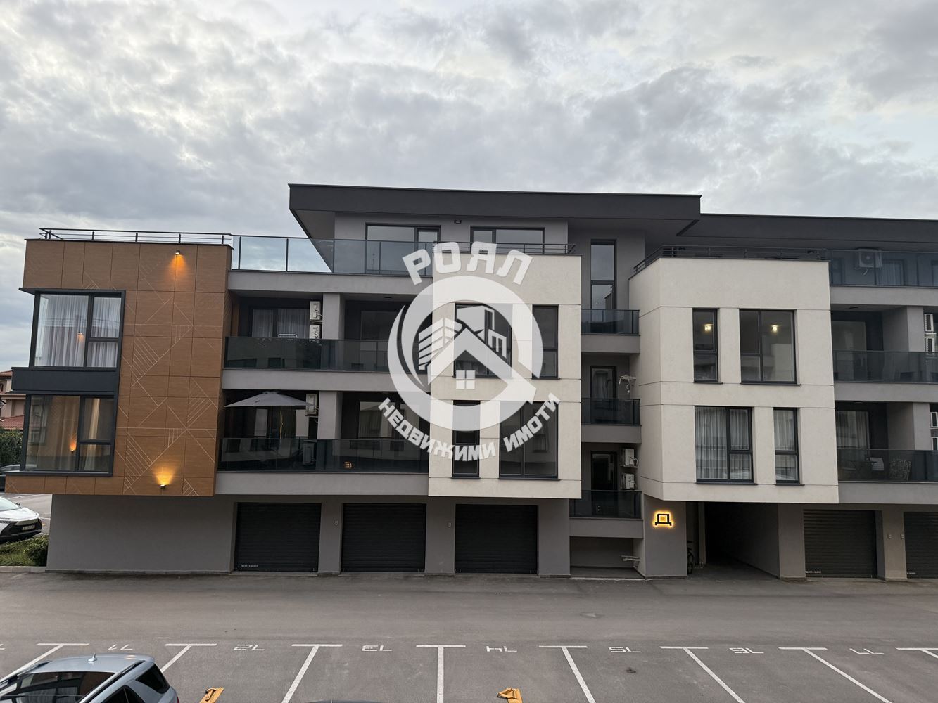 Роял имоти продава Ексклузивно тристаен, обзаведен апартамент, Остромила, Пловдив - 0