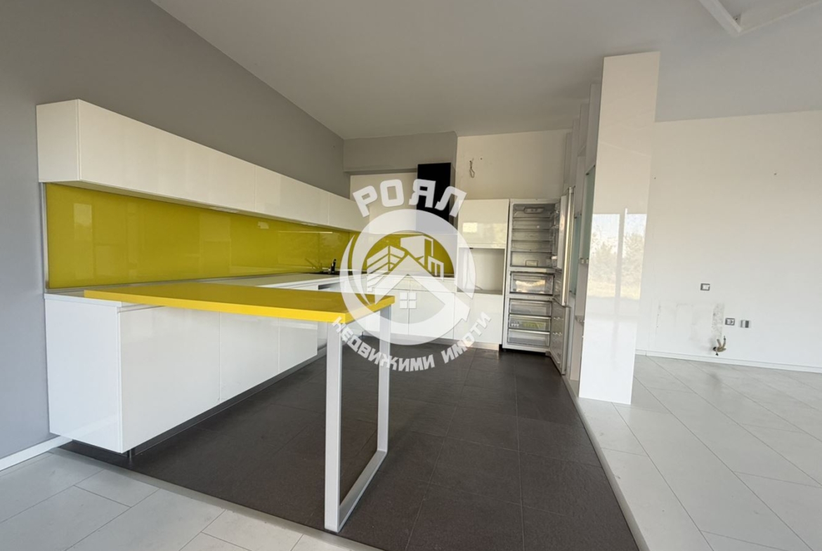 Роял имоти продава къща с двор в с. Белащица - 0