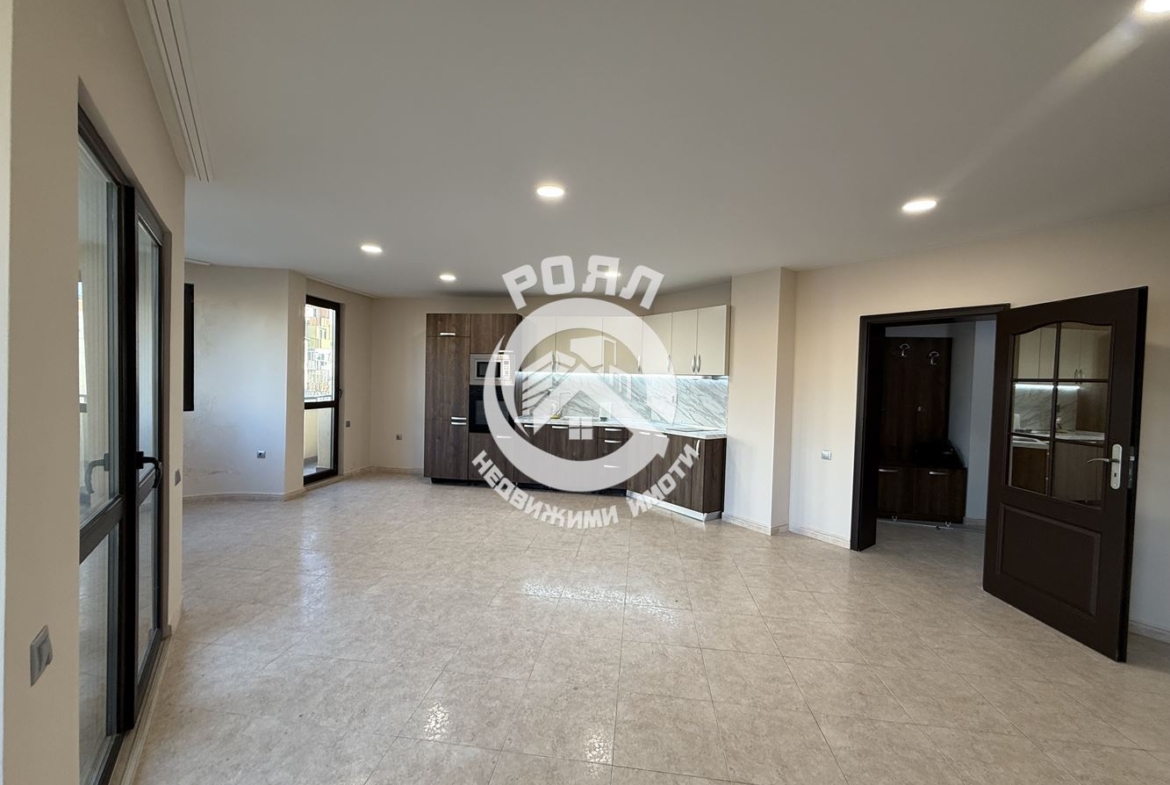 Роял имоти продава Ексклузивно тристаен апартамент, до ключ, Кючук Париж, Пловдив - 0