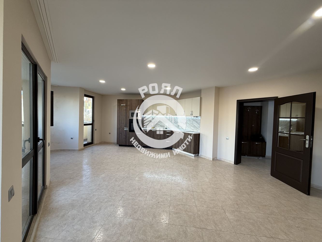 Роял имоти продава Ексклузивно тристаен апартамент, до ключ, Кючук Париж, Пловдив - 0