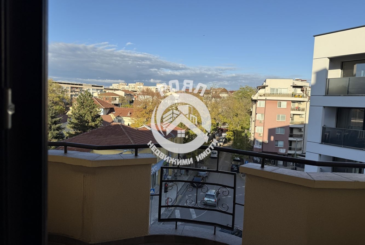 Роял имоти продава Ексклузивно тристаен апартамент, до ключ, Кючук Париж, Пловдив - 0