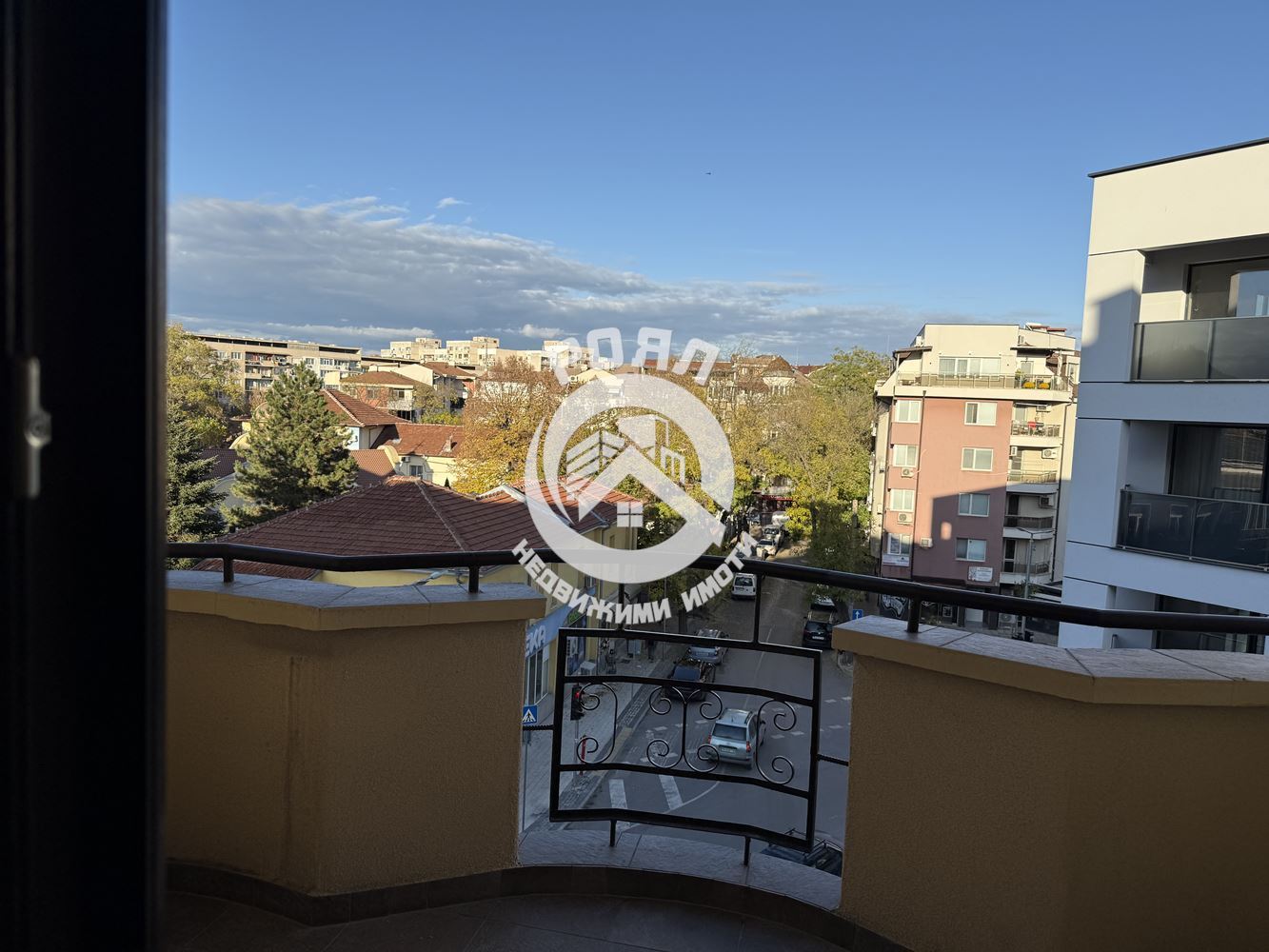 Роял имоти продава Ексклузивно тристаен апартамент, до ключ, Кючук Париж, Пловдив - 0