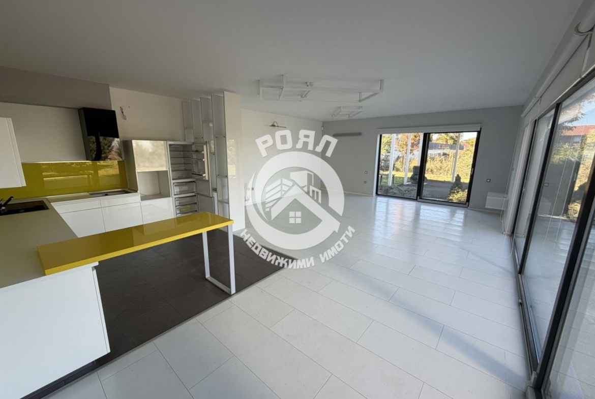 Роял имоти продава къща с двор в с. Белащица - 0