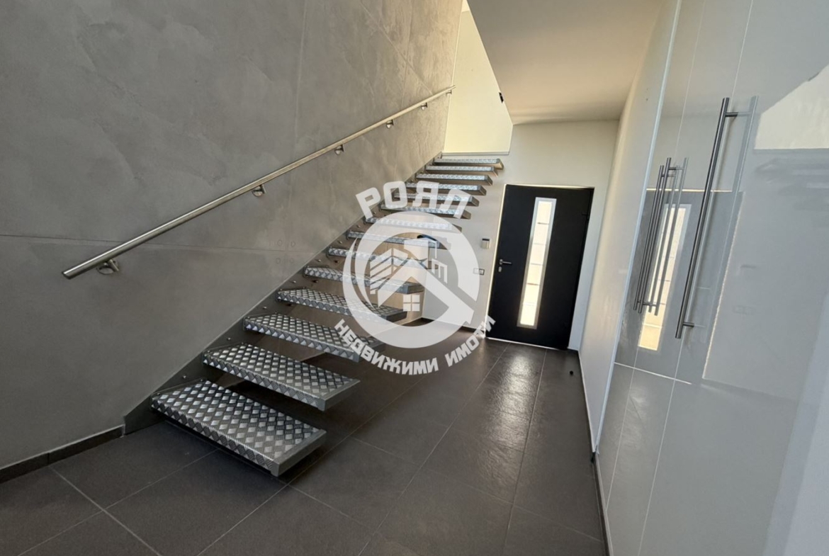 Роял имоти продава къща с двор в с. Белащица - 0