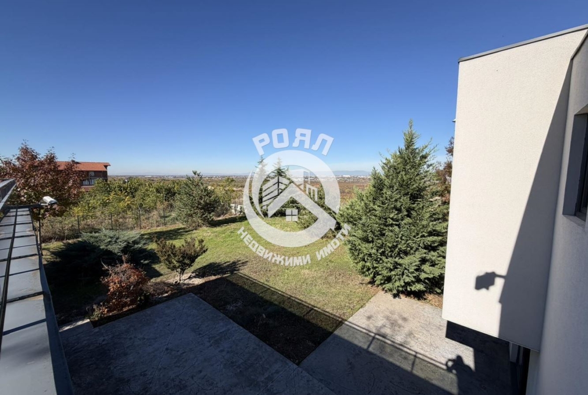 Роял имоти продава къща с двор в с. Белащица - 0