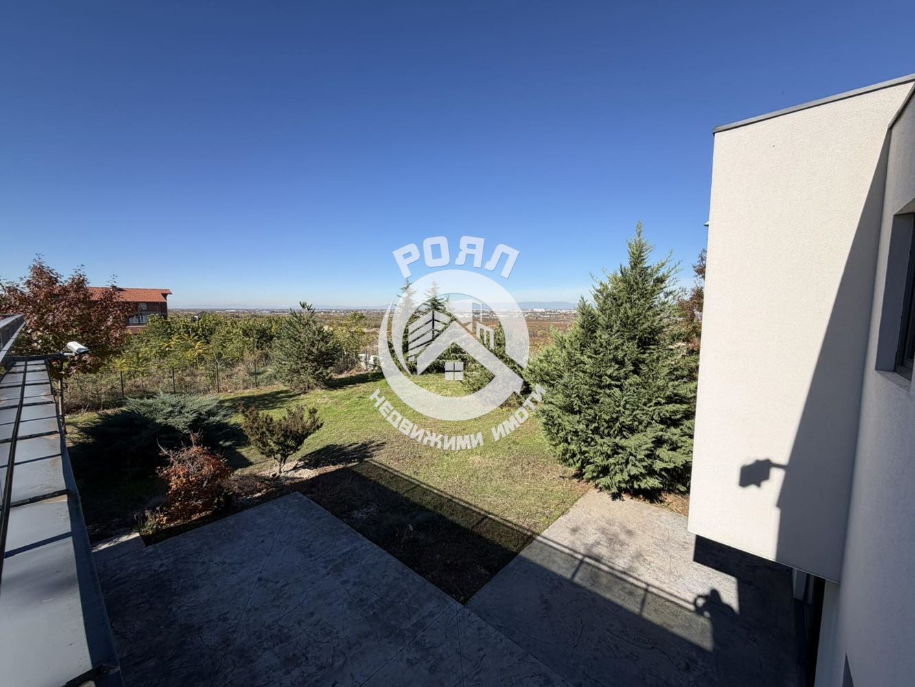 Роял имоти продава къща с двор в с. Белащица - 0