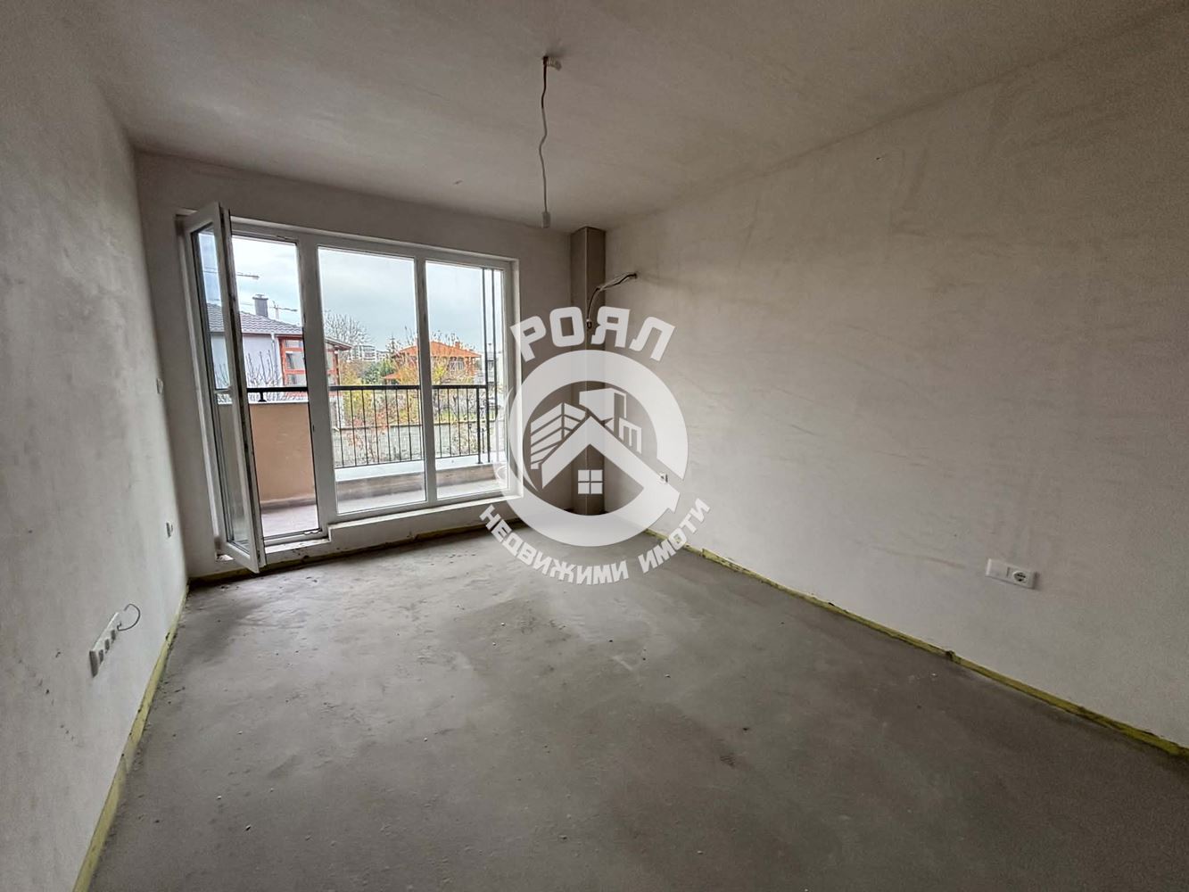 Роял Имоти продава ЕКСКЛУЗИВНО тристаен апартамент пред акт 16 в кв.Христо Смирненски - 0