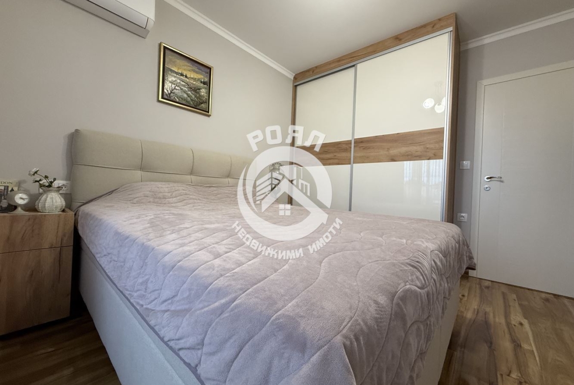 Роял имоти продава Ексклузивно тристаен, обзаведен апартамент, Остромила, Пловдив - 0