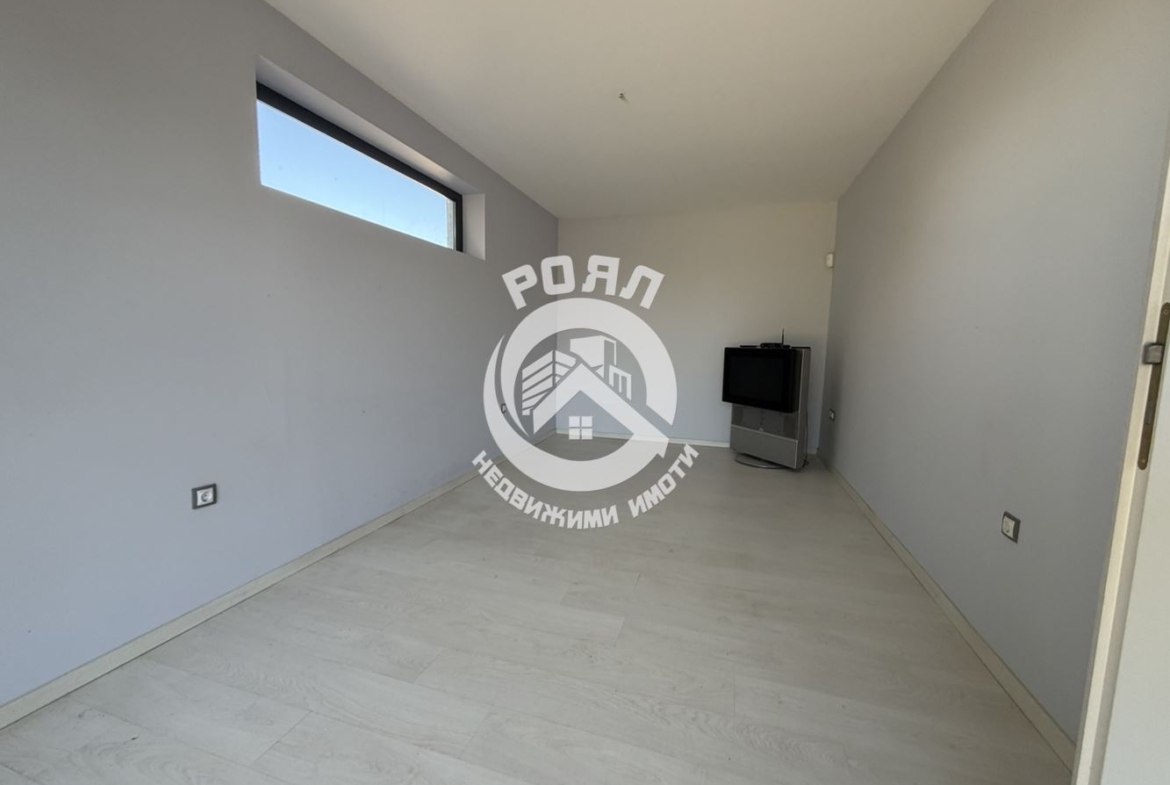 Роял имоти продава къща с двор в с. Белащица - 0