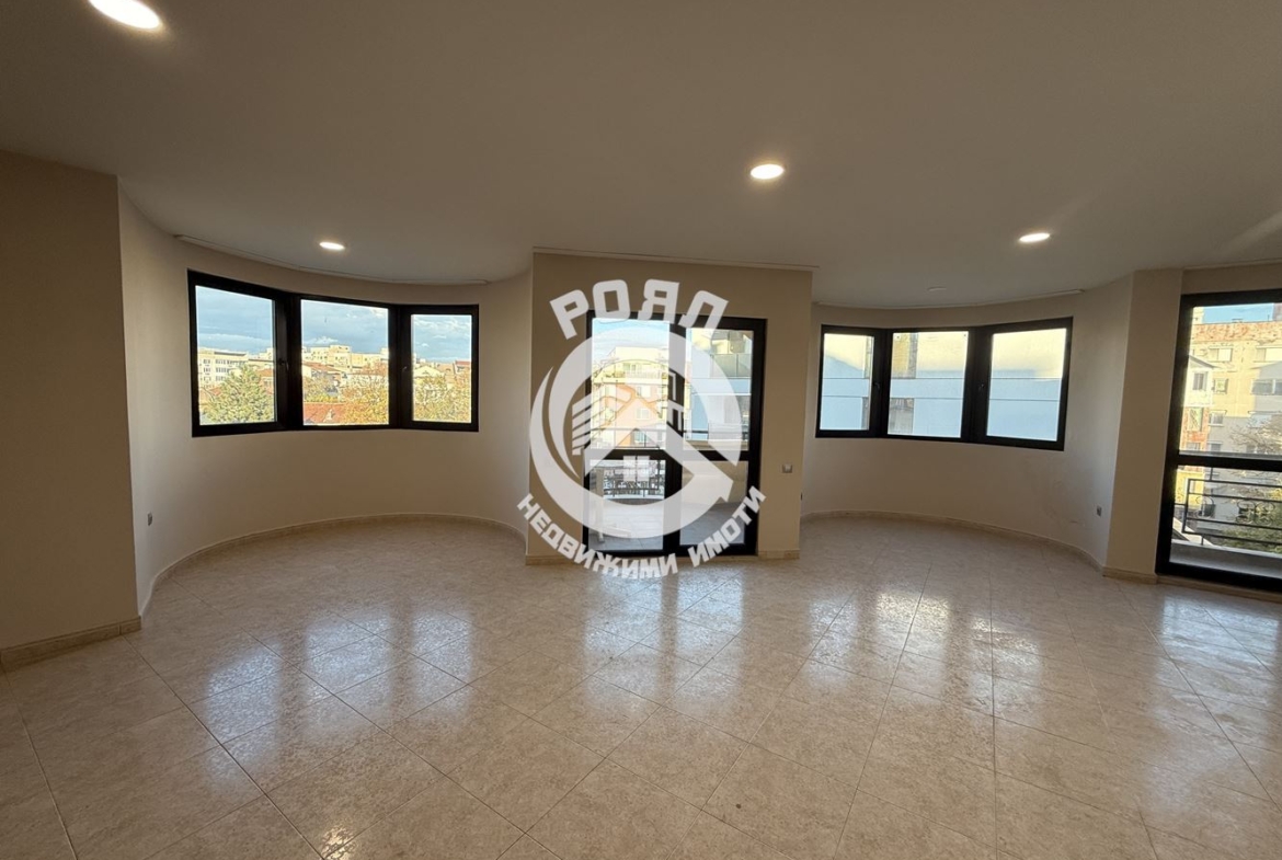 Роял имоти продава Ексклузивно тристаен апартамент, до ключ, Кючук Париж, Пловдив - 0