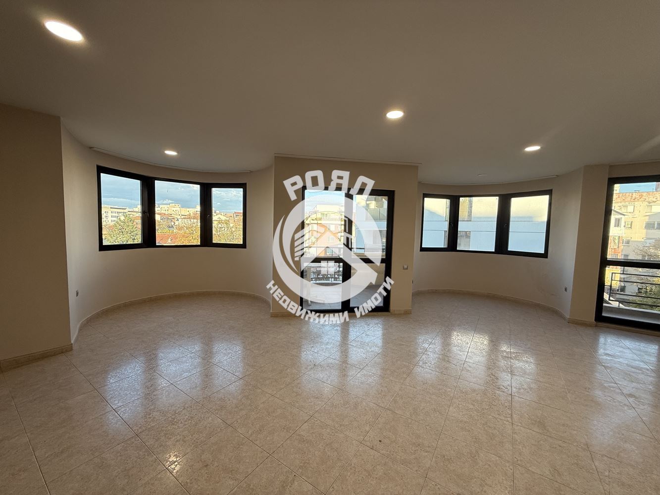 Роял имоти продава Ексклузивно тристаен апартамент, до ключ, Кючук Париж, Пловдив - 0