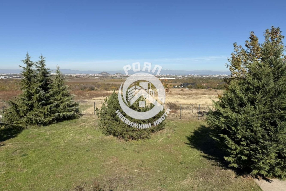 Роял имоти продава къща с двор в с. Белащица - 0