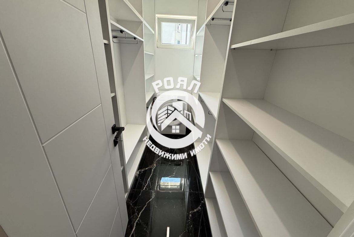 Роял Имоти предлага за продажба нов, луксозно обзаведен двустаен апартамент с гараж - 0