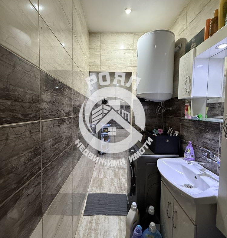 Роял имоти продава Ексклузивно тристаен апартамент, Въстанически, Пловдив - 0