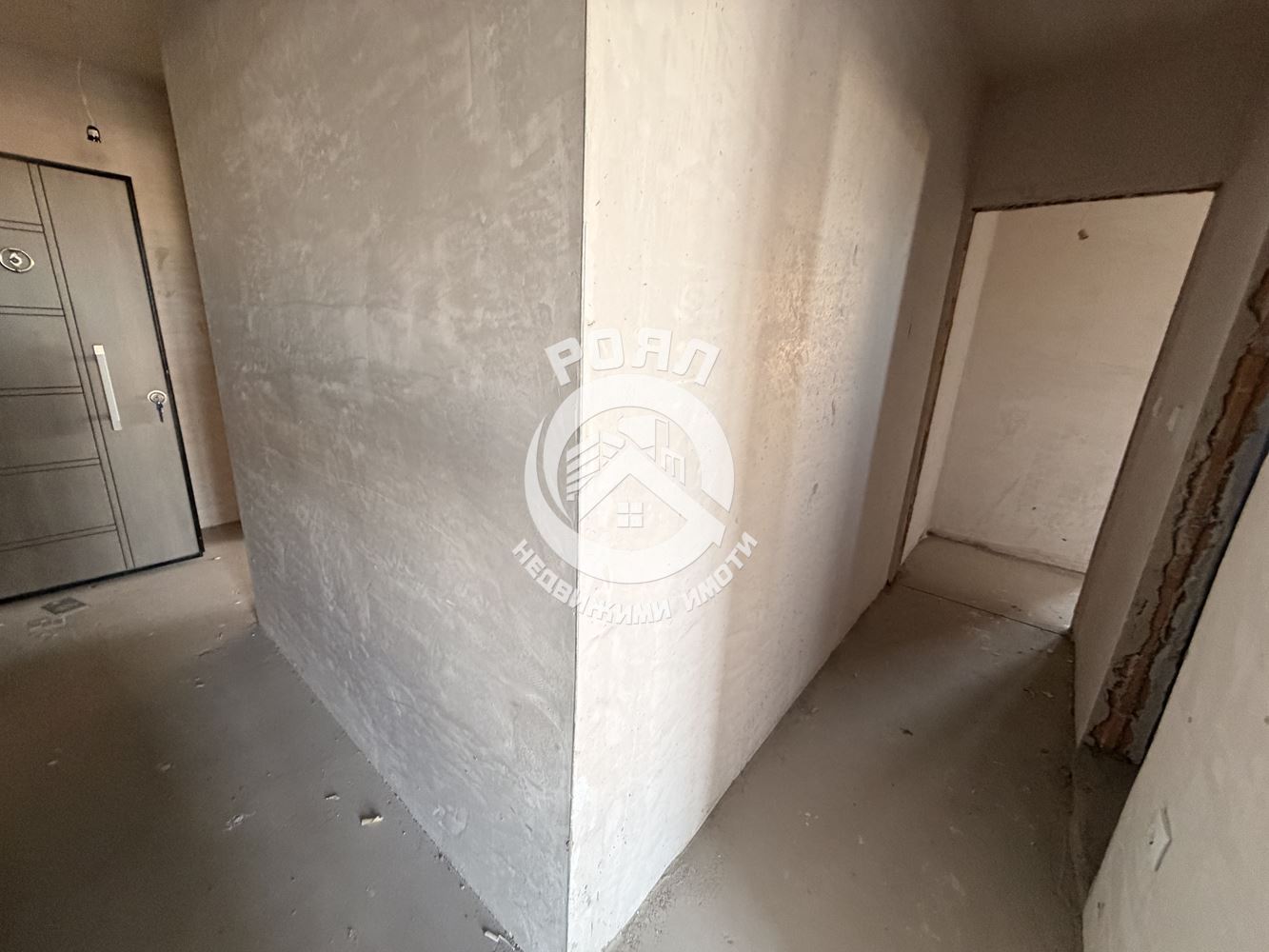 Роял имоти продава Ексклузивно тристаен апартамент, с акт 16, кв.Гагарин, Пловдив - 0