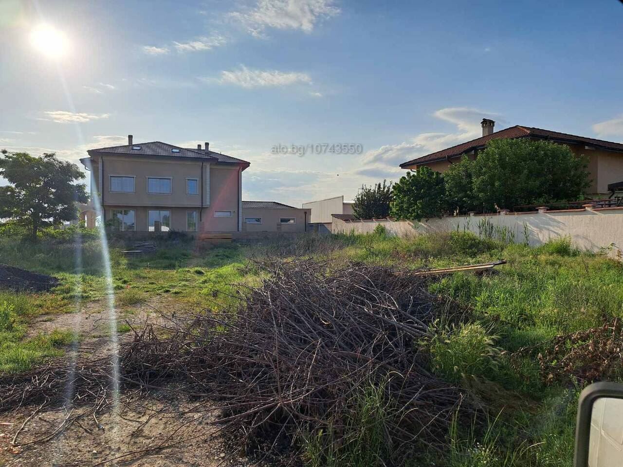 Роял Имоти продава парцел в село Златитрап - 0