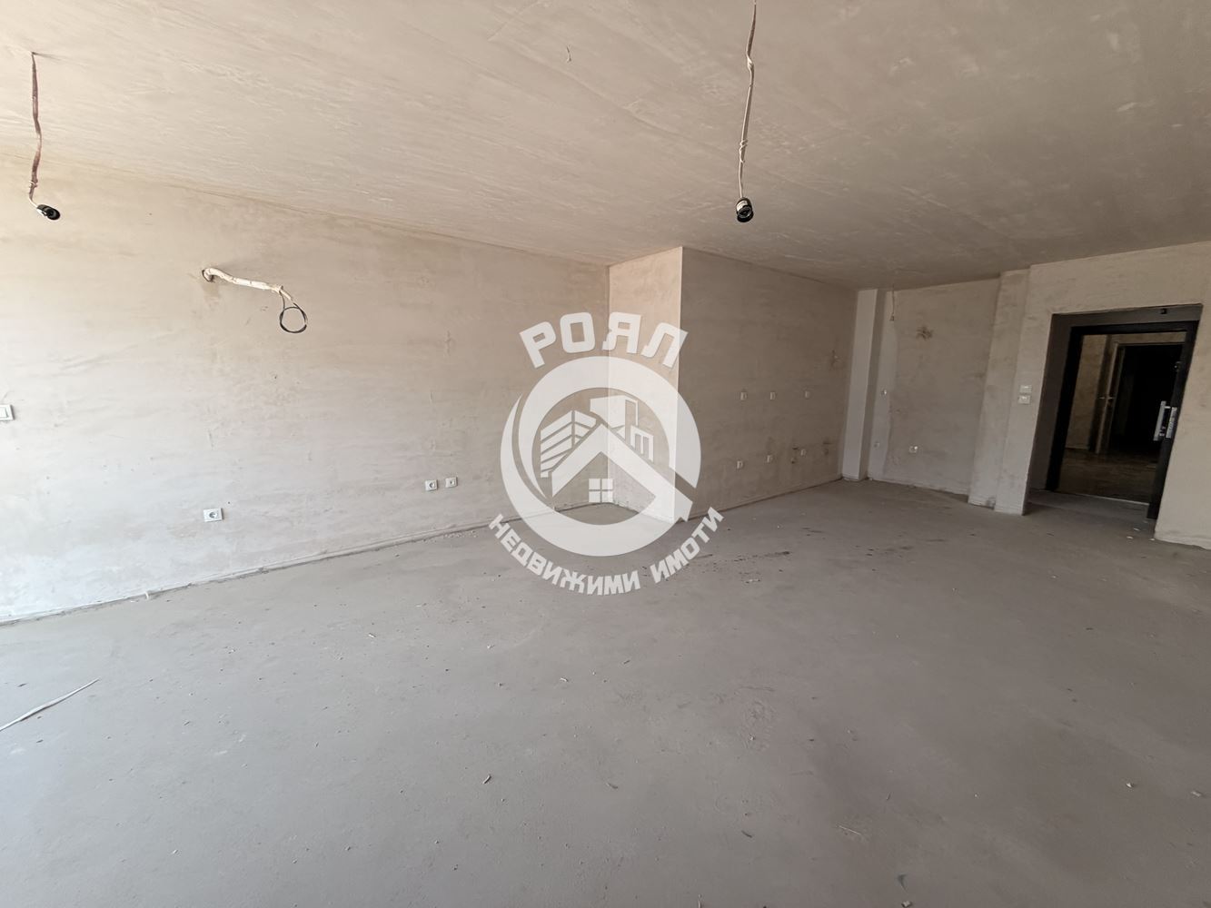 Роял имоти продава Ексклузивно тристаен апартамент, с акт 16, кв.Гагарин, Пловдив - 0