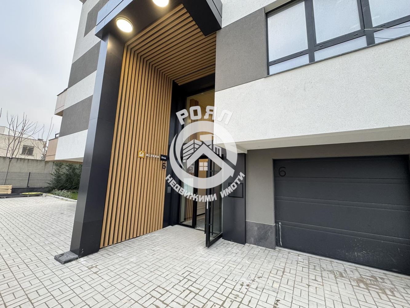 Роял имоти продава обзаведен, двустаен апартамент,в сграда Алвера с АКТ 16 ,Смирненски ,Пловдив - 0