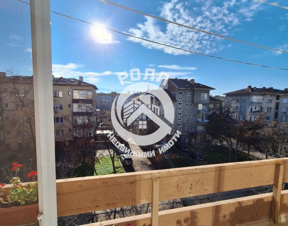 Роял имоти продава двустаен апартамент, три отделни стаи, Кючук Париж, Пловдив - 0