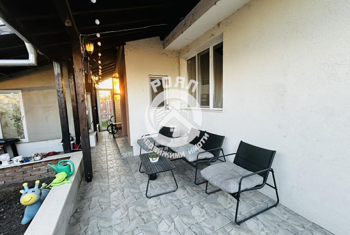 Роял Имоти продава едноетажна къща с двор в гр.Съединение - 0