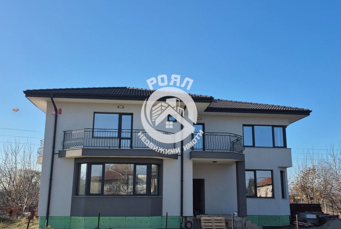 Роял Имоти предлага за продажба двуетажна къща в с.Златитрап - 0