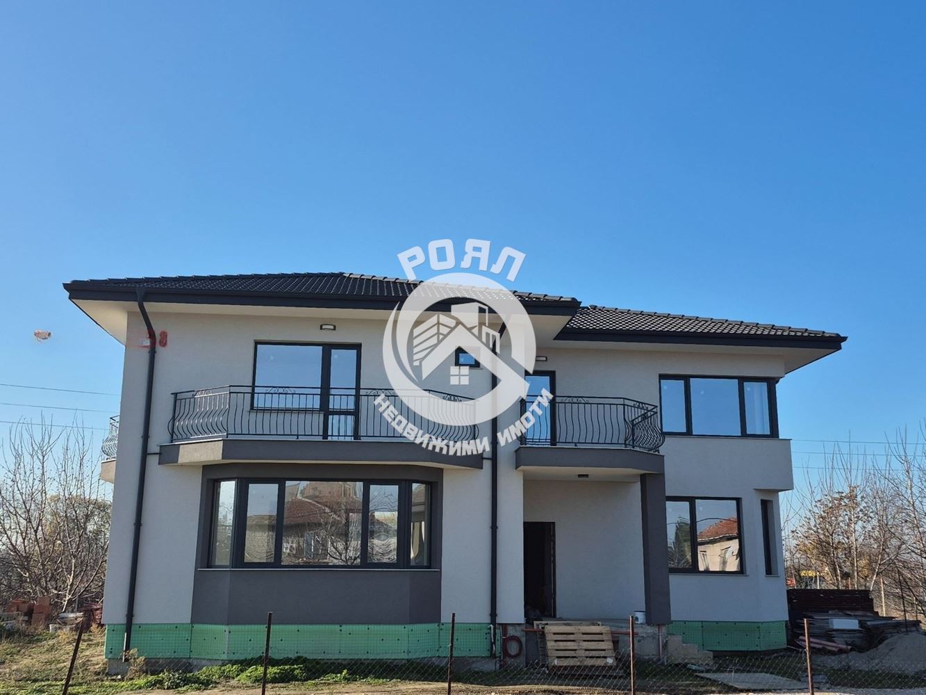 Роял Имоти предлага за продажба двуетажна къща в с.Златитрап - 0