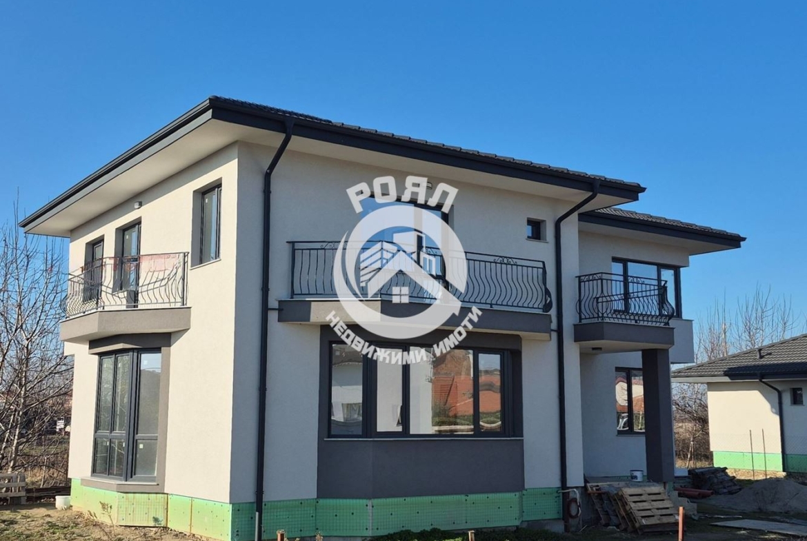 Роял Имоти предлага за продажба двуетажна къща в с.Златитрап - 0