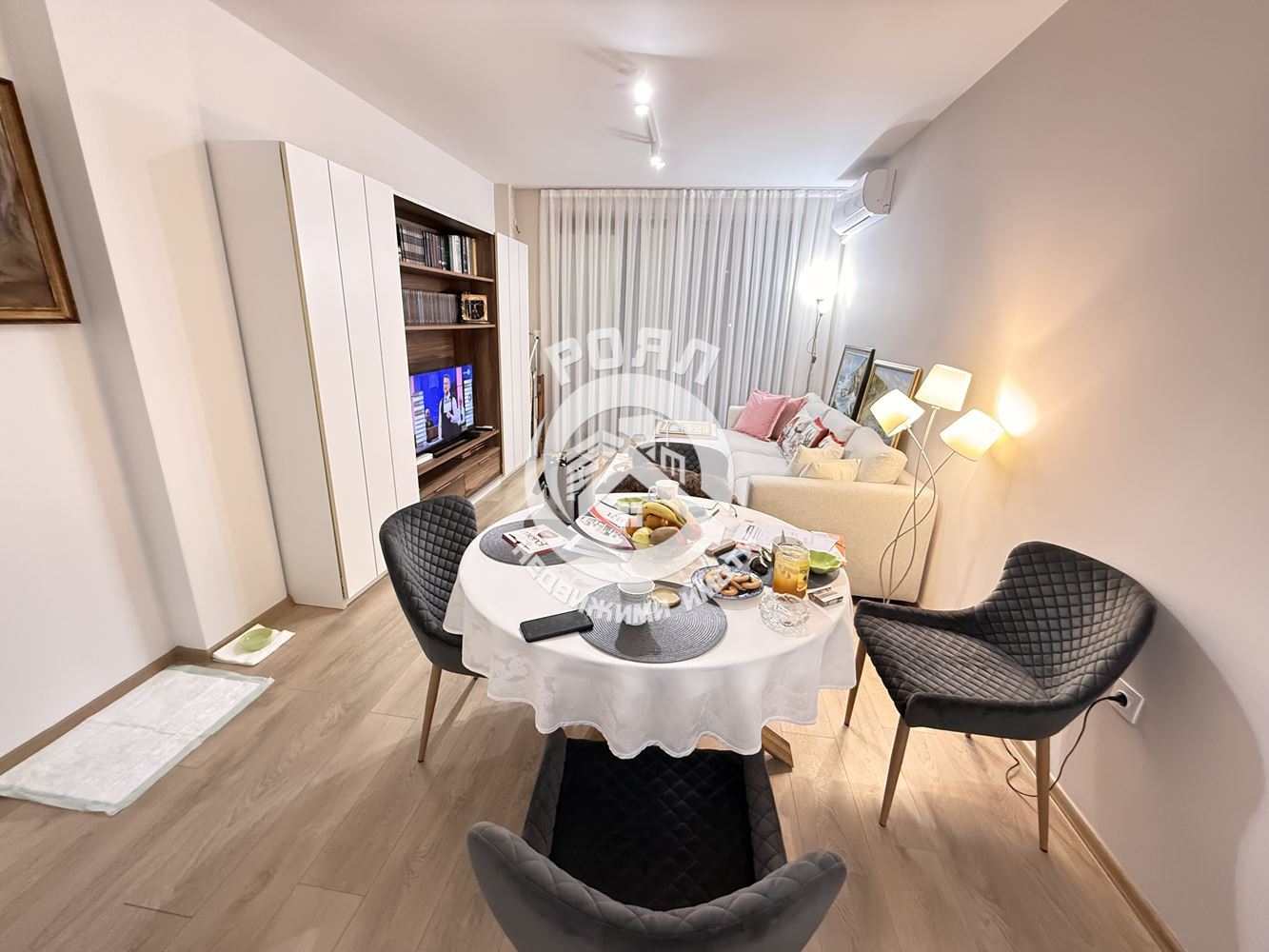 Роял имоти продава обзаведен двустаен апартамент Център, Пловдив - 0