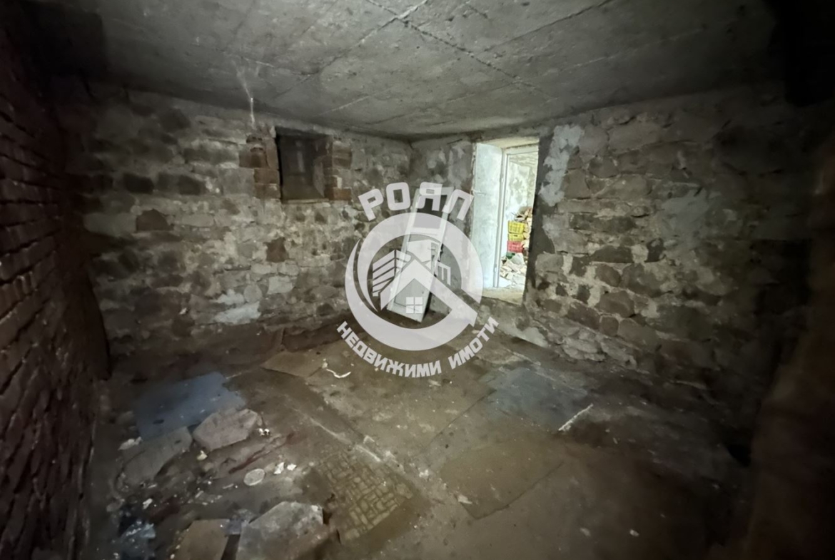 Роял Имоти продава двуетажна къща с двор в гр.Перущица - 0