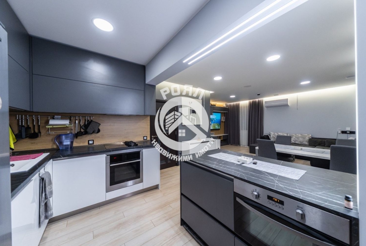 Роял имоти продава тристаен апартамент в центъра на гр. Първомай - 0