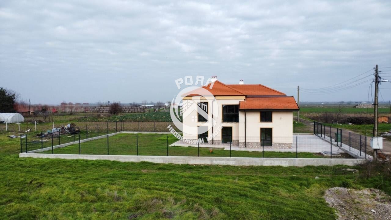 Роял Имоти продава къща в с.Манолско Конаре - 0