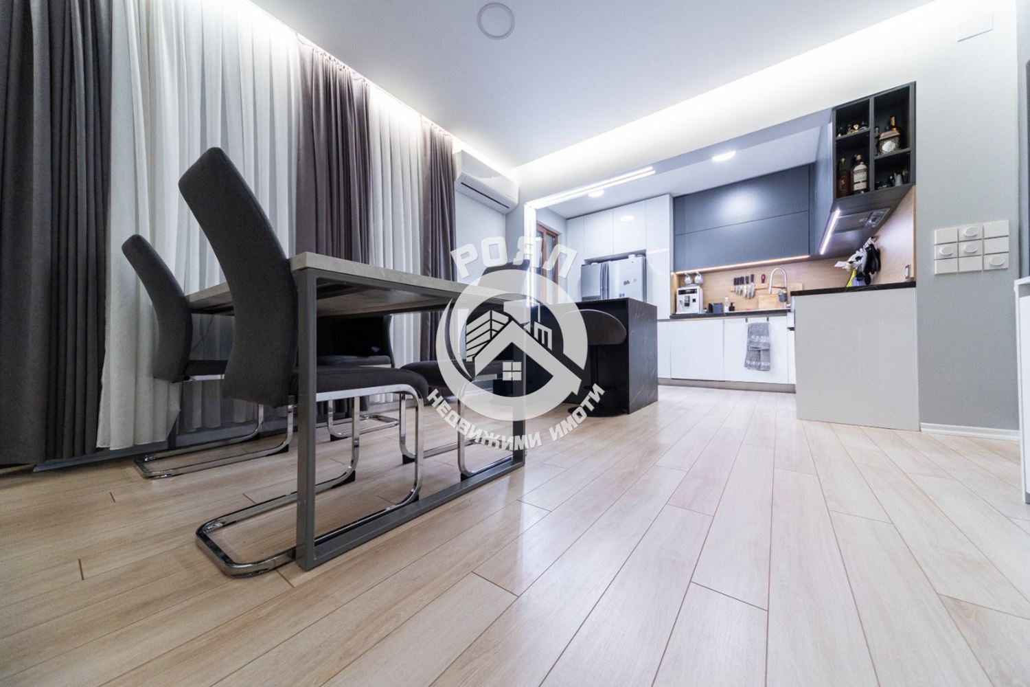 Роял имоти продава тристаен апартамент в центъра на гр. Първомай - 0