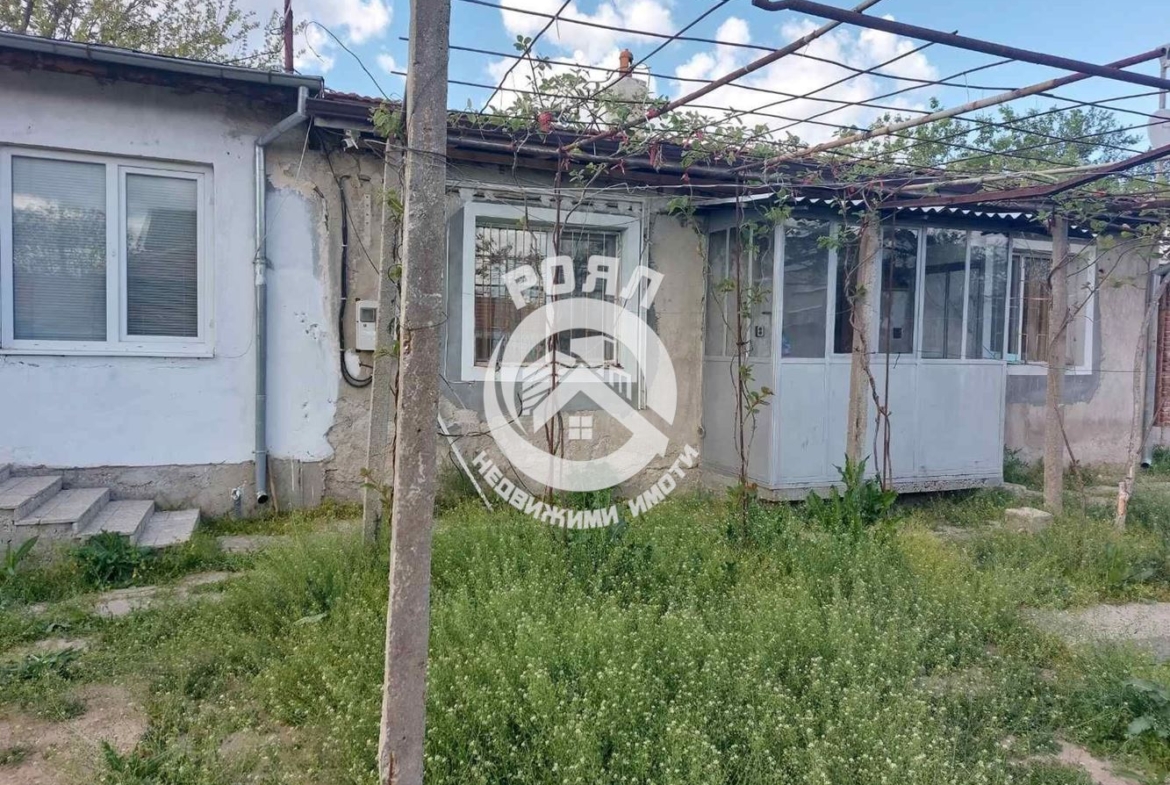 Роял Имоти продава едноетажна къща в с.Труд, обл. Пловдив - 0