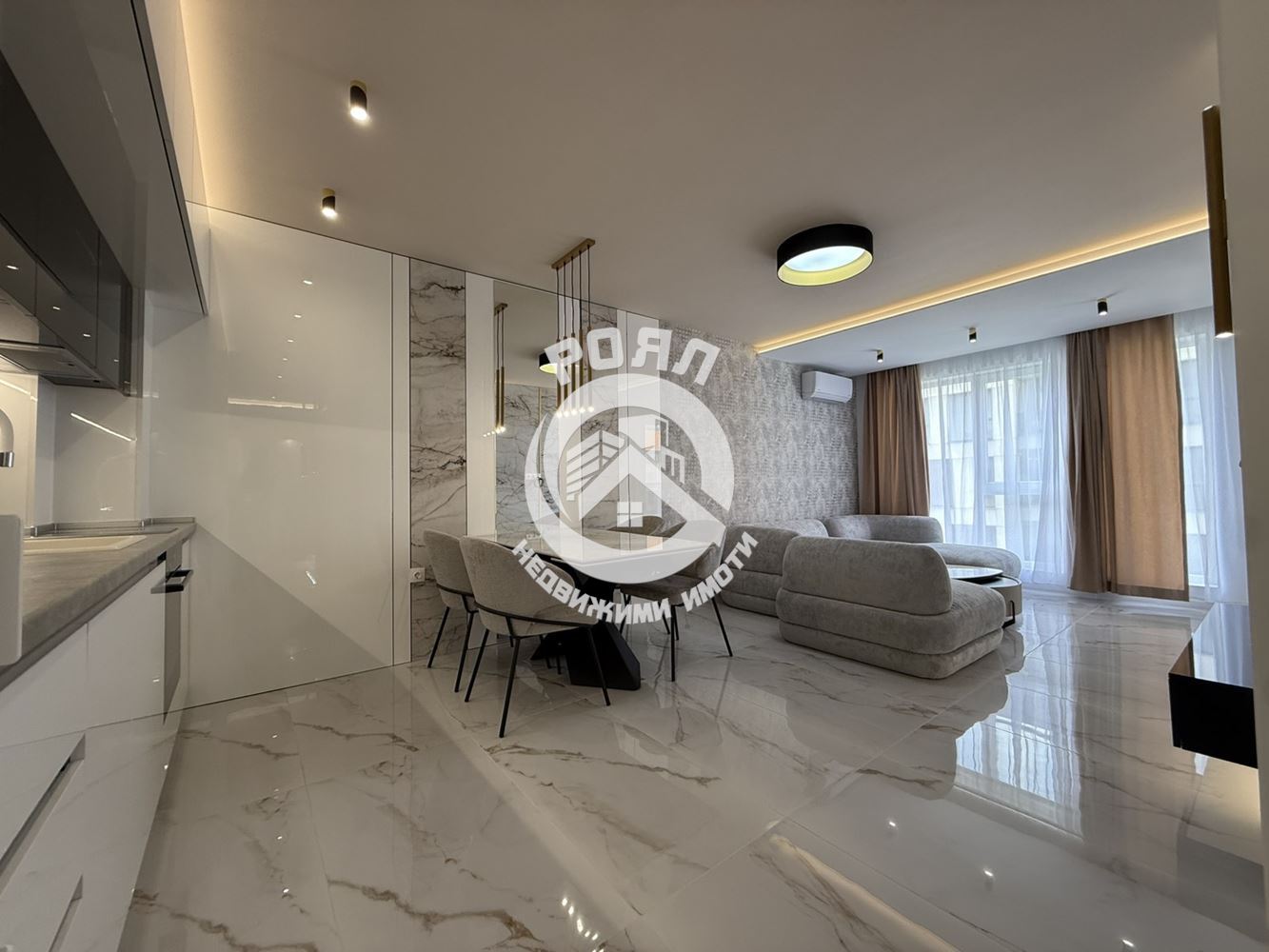 Роял Имоти продава стилен и напълно обзаведен тристаен апартамент в кв. Остромила, Пловдив - 0