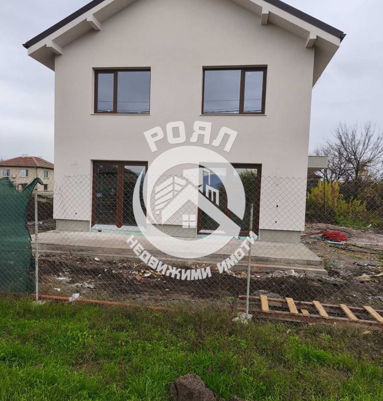 Роял Имоти продава къща в с.Строево, обл. Пловдив - 0