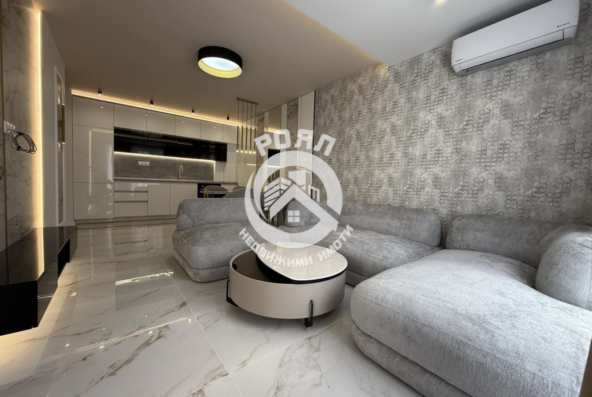 Роял Имоти продава стилен и напълно обзаведен тристаен апартамент в кв. Остромила, Пловдив - 0