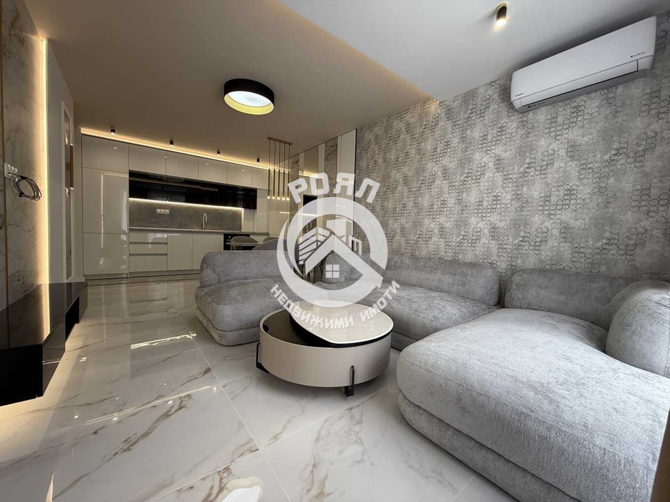 Роял Имоти продава стилен и напълно обзаведен тристаен апартамент в кв. Остромила, Пловдив - 0