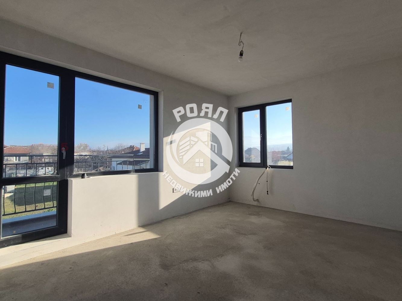 Роял Имоти предлага за продажба двуетажна къща в с.Златитрап - 0