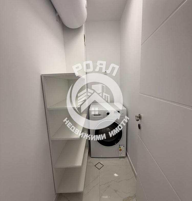 Роял Имоти продава стилен и напълно обзаведен тристаен апартамент в кв. Остромила, Пловдив - 0