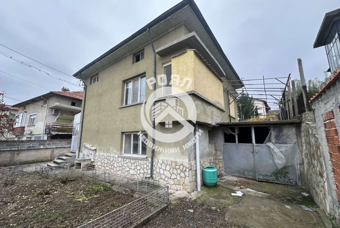 Роял Имоти продава двуетажна къща с двор в гр.Перущица - 0