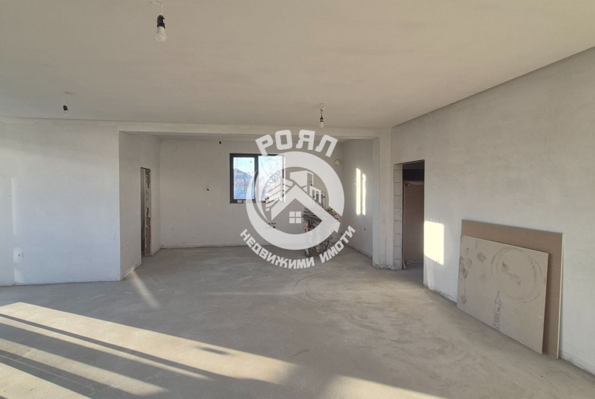 Роял Имоти предлага за продажба двуетажна къща в с.Златитрап - 0