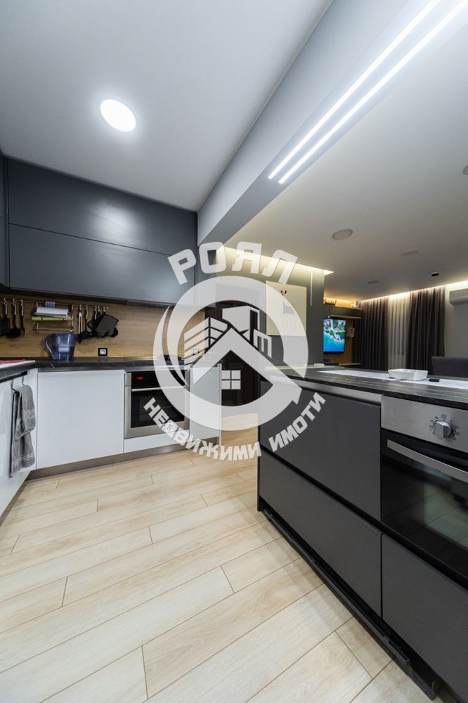 Роял имоти продава тристаен апартамент в центъра на гр. Първомай - 0