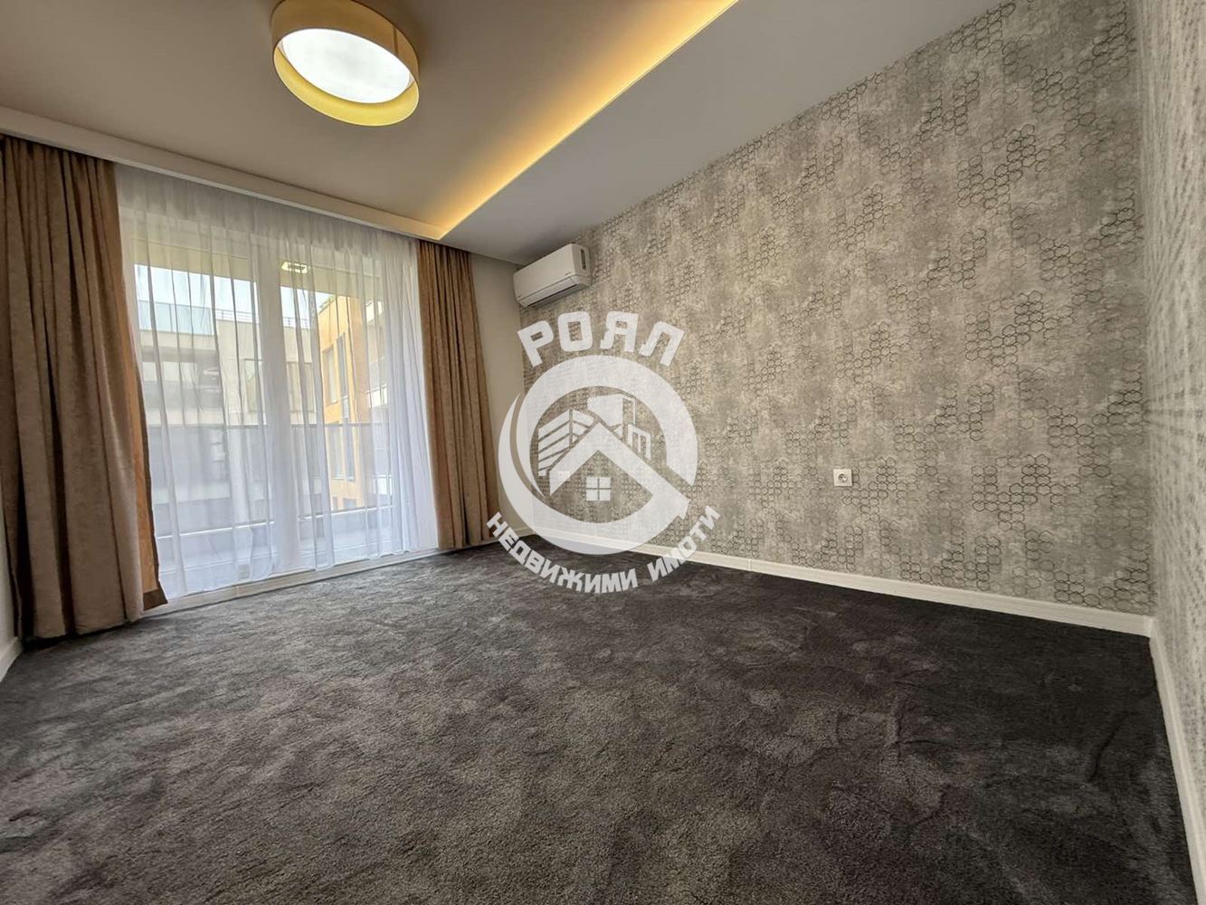 Роял Имоти продава стилен и напълно обзаведен тристаен апартамент в кв. Остромила, Пловдив - 0