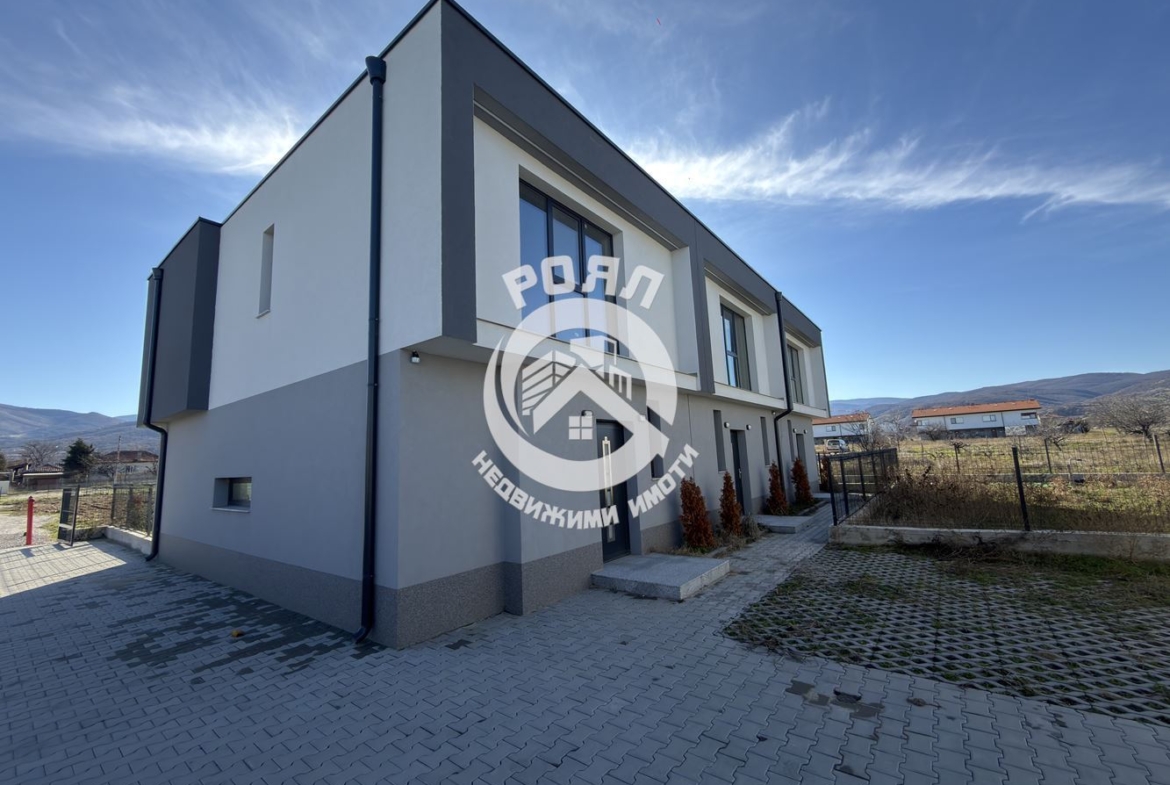 Роял Имоти продава двуетажна къща пред Акт 16 в с. Първенец - 0